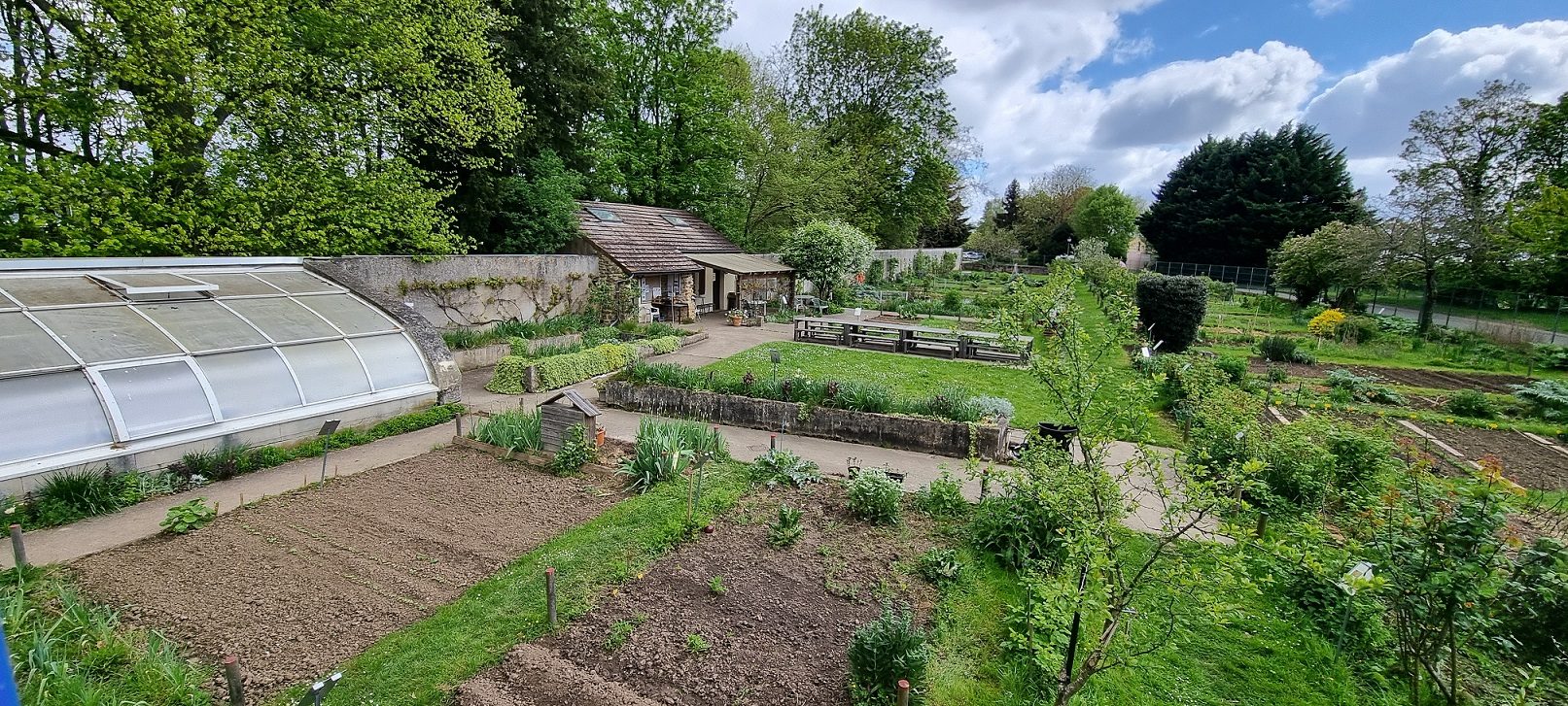 Vue d'ensemble du jardin potager du Relais Nature Jouy-Vélizy